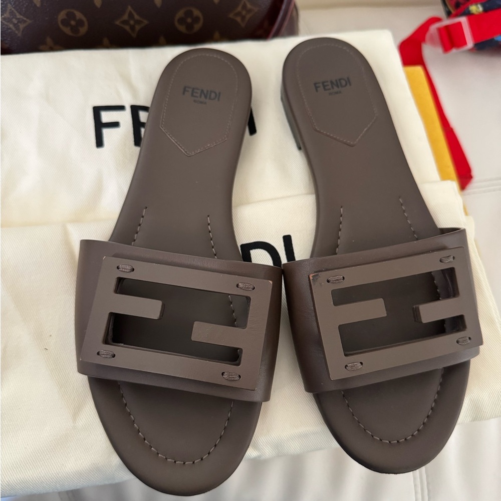 Fendi women’s leather Logo Slide sandal - Picture 2 of 8